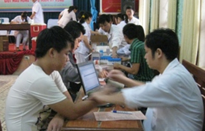 Đoàn viên thanh niên Trường Cao đẳng Kinh tế - Kỹ thuật Vĩnh Phúc tham gia hiến máu nhân đạo